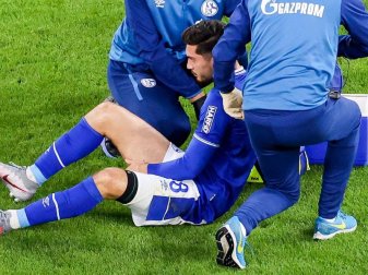 Schalkes Suat Serdar wird nach einer Verletzung behandelt. Foto: Jan Woitas/dpa