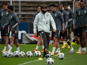 Bundestrainer Joachim Löw spielt einen Pass während des Trainings der Nationalmannschaft im Südstadion. Foto: Federico Gambarini/dpa Bundestrainer Joachim Löw spielt einen Pass während des Trainings der Nationalmannschaft im Südstadion. Foto: Federico Gambarini/dpa