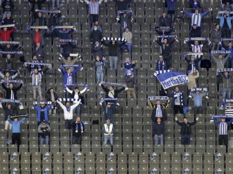 Mit ausreichendem Sicherheitsabstand singen am 2. Spieltag Hertha-Fans im Olympiastadion die Hymne der Mannschaft. Foto: Michael Sohn/POOL AP/dpa Mit ausreichendem Sicherheitsabstand singen am 2. Spieltag Hertha-Fans im Olympiastadion die Hymne der Mannschaft. Foto: Michael Sohn/POOL AP/dpa