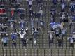 Mit ausreichendem Sicherheitsabstand singen am 2. Spieltag Hertha-Fans im Olympiastadion die Hymne der Mannschaft. Foto: Michael Sohn/POOL AP/dpa