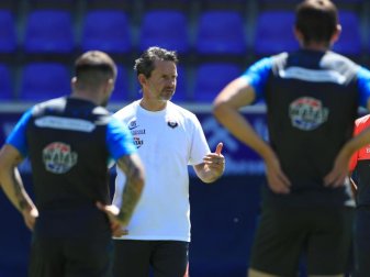 Trainer Dirk Schuster (M) kann mit dem FC Erzgebirge Aue wieder das Training aufnehmen. Foto: Daniel Schäfer/dpa-Zentralbild/dpa Trainer Dirk Schuster (M) kann mit dem FC Erzgebirge Aue wieder das Training aufnehmen. Foto: Daniel Schäfer/dpa-Zentralbild/dpa