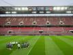 Die deutsche Nationalmannschaft hat sich am Tag vor dem Test-Länderspiel gegen die Türkei im leeren RheinEnergie-Stadion versammelt. Foto: Federico Gambarini/dpa