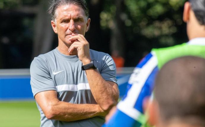 Hertha-Trainer Bruno Labbadia dämpft die Erwartungen. Foto: Andreas Gora/dpa