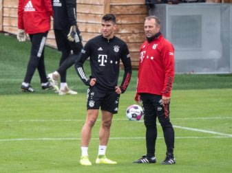 Der spanische U21-Europameister Marc Roca im Gespräch mit Bayern-Trainer Hansi Flick. Foto: Matthias Balk/dpa Der spanische U21-Europameister Marc Roca im Gespräch mit Bayern-Trainer Hansi Flick. Foto: Matthias Balk/dpa