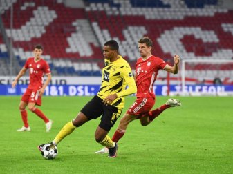 Manuel Akanji (l) hat sich mit dem Coronavirus infiziert. Foto: Sven Hoppe/dpa-Pool/dpa Manuel Akanji (l) hat sich mit dem Coronavirus infiziert. Foto: Sven Hoppe/dpa-Pool/dpa