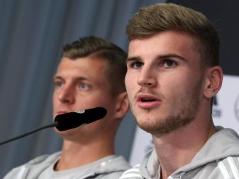 Toni Kroos (l) und Timo Werner 2018 bei einer Pressekonferenz. Foto: Jens Büttner/dpa-Zentralbild/dpa/Archiv Toni Kroos (l) und Timo Werner 2018 bei einer Pressekonferenz. Foto: Jens Büttner/dpa-Zentralbild/dpa/Archiv