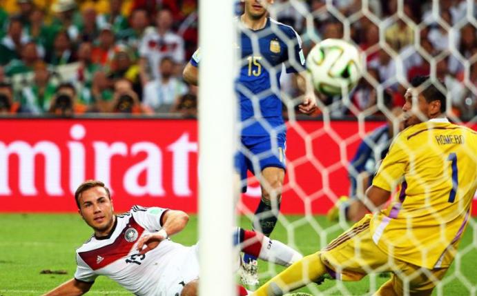 Mario Götze (l) erzielte den Siegtreffer im WM-Finale 2014. Foto: Diego Azubel/epa/dpa