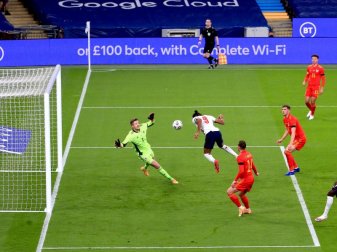 Der Engländer Dominic Calvert-Lewin (2.v.l) erzielt den ersten Treffer. Foto: Nick Potts/PA Wire/dpa