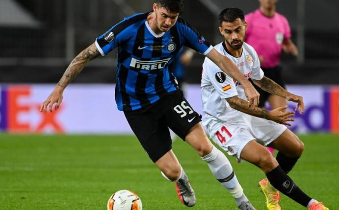 Italiens Alessandro Bastoni (hier im Inter-Trikot,l) und Sevillas Suso im Zweikampf um den Ball. Foto: Federico Gambarini/dpa