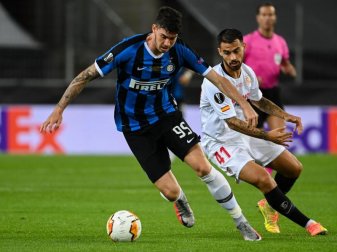 Italiens Alessandro Bastoni (hier im Inter-Trikot,l) und Sevillas Suso im Zweikampf um den Ball. Foto: Federico Gambarini/dpa Italiens Alessandro Bastoni (hier im Inter-Trikot,l) und Sevillas Suso im Zweikampf um den Ball. Foto: Federico Gambarini/dpa