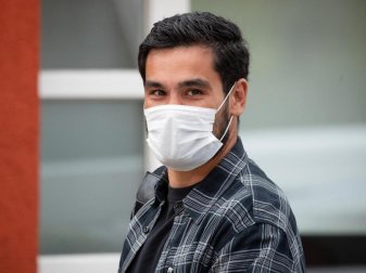 Ilkay Gündogan trägt einen Mund-Nasen-Schutz. Foto: Christoph Schmidt/dpa Ilkay Gündogan trägt einen Mund-Nasen-Schutz. Foto: Christoph Schmidt/dpa