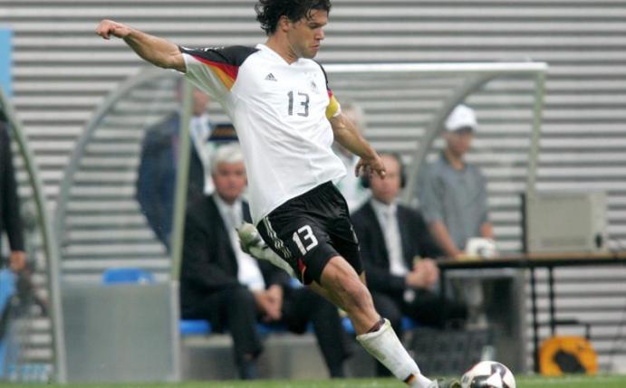 Der ehemalige deutsche Mittelfeldspieler und Kapitän Michael Ballack ist in die Hall of Fame des deutschen Fußballs aufgenommen worden. Foto: Michael Hanschke/dpa