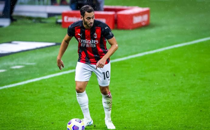 Der AC Mailand mit Hakan Calhanoglu verzeichnet Verluste