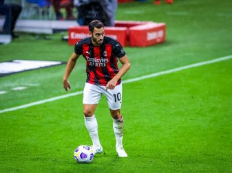 Der AC Mailand mit Hakan Calhanoglu verzeichnet Verluste Der AC Mailand mit Hakan Calhanoglu verzeichnet Verluste