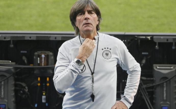 Joachim Löw hat erstmals seit elf Monaten wieder fast die volle Belegschaft dabei. Foto: Efrem Lukatsky/AP/dpa