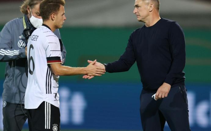 Kuntz (r.) bangt unter anderem um Dennis Geiger (l.)