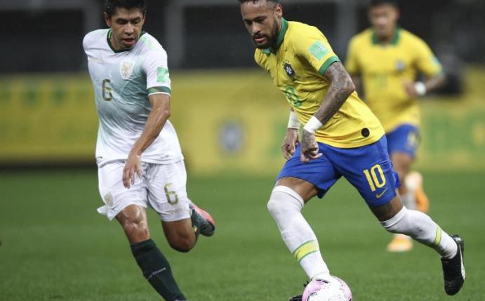 Brasiliens Neymar (r) gegen Boliviens Diego Wayar. Foto: Buda Mendes/Pool Getty/AP/dpa