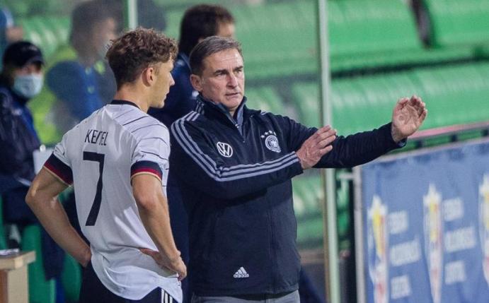 U21-Bundestrainer Stefan Kuntz (r) hat Personalsorgen. Foto: Str/dpa