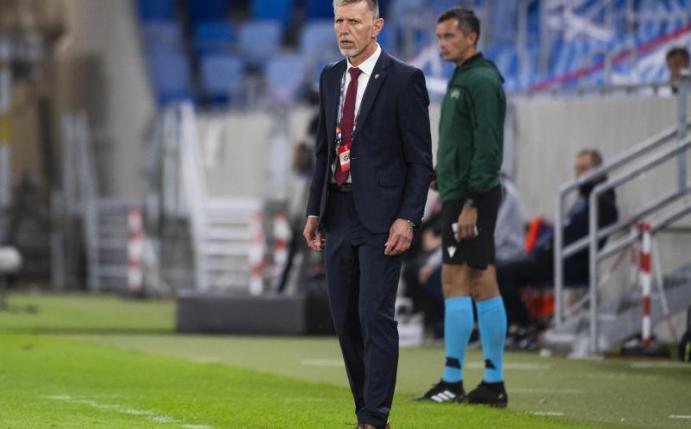 Jaroslav Silhavy, Nationaltrainer Tschechiens, steht während eines Spiels an der Seitenlinie. Foto: Jaroslav Novák/TASR/dpa