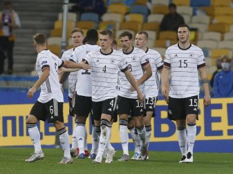 Leon Goretzka (3.v.r) feiert mit den DFB-Teamkameraden sein Tor zur 2:0-Führung gegen die Ukraine. Foto: Efrem Lukatsky/AP/dpa Leon Goretzka (3.v.r) feiert mit den DFB-Teamkameraden sein Tor zur 2:0-Führung gegen die Ukraine. Foto: Efrem Lukatsky/AP/dpa