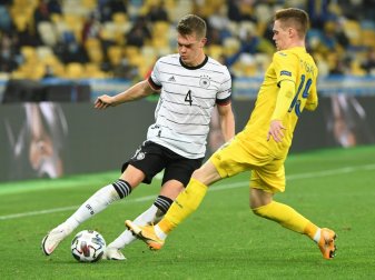 Ginter (l.) übt Kritik nach Sieg Ginter (l.) übt Kritik nach Sieg
