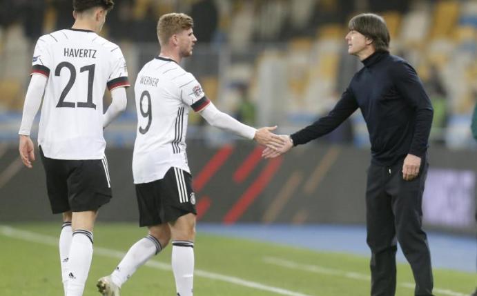 Bundestrainer Joachim Löw (r) feierte mit dem DFB-Team um Timo Werner (M.) und Kai Havertz einen wichtigen Sieg. Foto: Efrem Lukatsky/AP/dpa