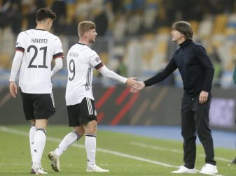 Bundestrainer Joachim Löw (r) feierte mit dem DFB-Team um Timo Werner (M.) und Kai Havertz einen wichtigen Sieg. Foto: Efrem Lukatsky/AP/dpa Bundestrainer Joachim Löw (r) feierte mit dem DFB-Team um Timo Werner (M.) und Kai Havertz einen wichtigen Sieg. Foto: Efrem Lukatsky/AP/dpa