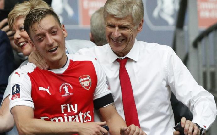 Vergangene Zeiten: Arsene Wenger mit Mesut Özil