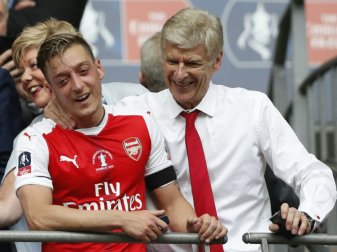 Vergangene Zeiten: Arsene Wenger mit Mesut Özil Vergangene Zeiten: Arsene Wenger mit Mesut Özil