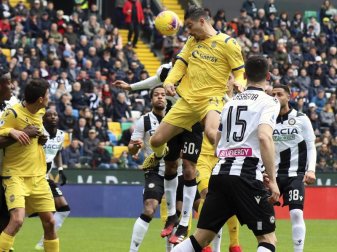Der Deutsche Koray Günter (M.) von Hellas Verona hat sich mit dem Coronavirus infiziert. Foto: Andrea Bressanutti/LaPresse/dpa Der Deutsche Koray Günter (M.) von Hellas Verona hat sich mit dem Coronavirus infiziert. Foto: Andrea Bressanutti/LaPresse/dpa