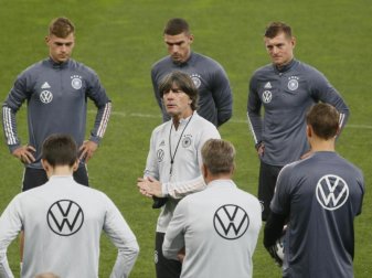 Bundestrainer Joachim Löw (M) tritt zum dritten Mal innerhalb von sieben Tagen mit dem DFB-Team an. Foto: Efrem Lukatsky/AP/dpa
