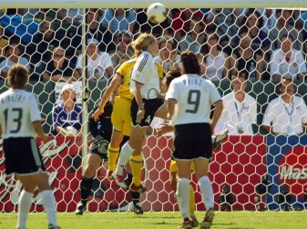 Nia Künzer erzielt in der 98. Minute das Golden Goal Nia Künzer erzielt in der 98. Minute das Golden Goal