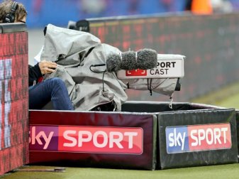 Wegen der Corona-Pandemie gestaltet sich die Live-Übertragung aus deutschen Stadien zum Problem. Foto: Jan Woitas/zb/dpa Wegen der Corona-Pandemie gestaltet sich die Live-Übertragung aus deutschen Stadien zum Problem. Foto: Jan Woitas/zb/dpa