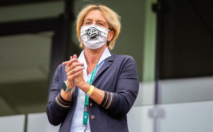 Gönnt ihren Spielerinnen längere Erholungspausen: Frauen-Bundestrainerin Martina Voss-Tecklenburg. Foto: Marcel Kusch/dpa