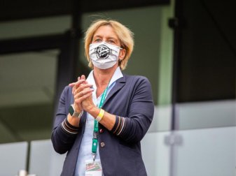 Gönnt ihren Spielerinnen längere Erholungspausen: Frauen-Bundestrainerin Martina Voss-Tecklenburg. Foto: Marcel Kusch/dpa Gönnt ihren Spielerinnen längere Erholungspausen: Frauen-Bundestrainerin Martina Voss-Tecklenburg. Foto: Marcel Kusch/dpa