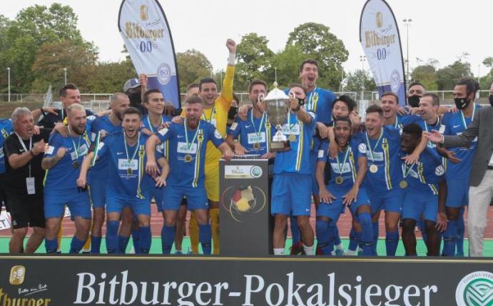 Die Mannschaft des 1. FC Düren trifft auf den FC Bayern München. Foto: -/Fußball-Verband Mittelrhein e.V./dpa