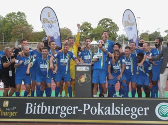 Die Mannschaft des 1. FC Düren trifft auf den FC Bayern München. Foto: -/Fußball-Verband Mittelrhein e.V./dpa Die Mannschaft des 1. FC Düren trifft auf den FC Bayern München. Foto: -/Fußball-Verband Mittelrhein e.V./dpa