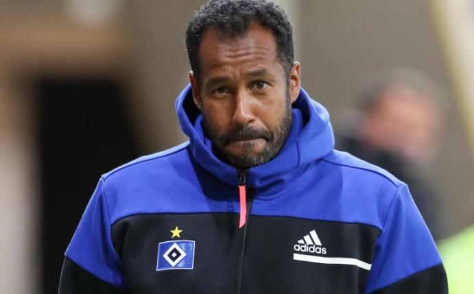 Daniel Thioune, Trainer des Hamburger SV, kommt auf den Platz. Foto: Friso Gentsch/dpa