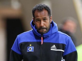 Daniel Thioune, Trainer des Hamburger SV, kommt auf den Platz. Foto: Friso Gentsch/dpa Daniel Thioune, Trainer des Hamburger SV, kommt auf den Platz. Foto: Friso Gentsch/dpa