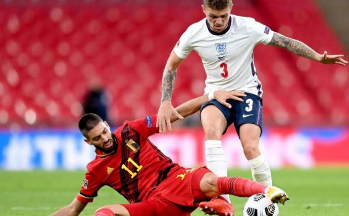 Kieran Trippier (r) in Aktion gegen den Belgier Yannick Carrasco. Foto: Michael Regan/PA Wire/dpa