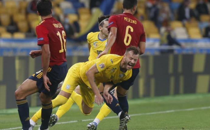 Der Ukrainer Andriy Yarmolenko (M) wird vom Spanier Rodri (l) gefoult. Foto: Efrem Lukatsky/AP/dpa