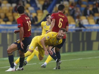 Der Ukrainer Andriy Yarmolenko (M) wird vom Spanier Rodri (l) gefoult. Foto: Efrem Lukatsky/AP/dpa Der Ukrainer Andriy Yarmolenko (M) wird vom Spanier Rodri (l) gefoult. Foto: Efrem Lukatsky/AP/dpa