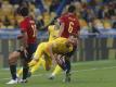 Der Ukrainer Andriy Yarmolenko (M) wird vom Spanier Rodri (l) gefoult. Foto: Efrem Lukatsky/AP/dpa