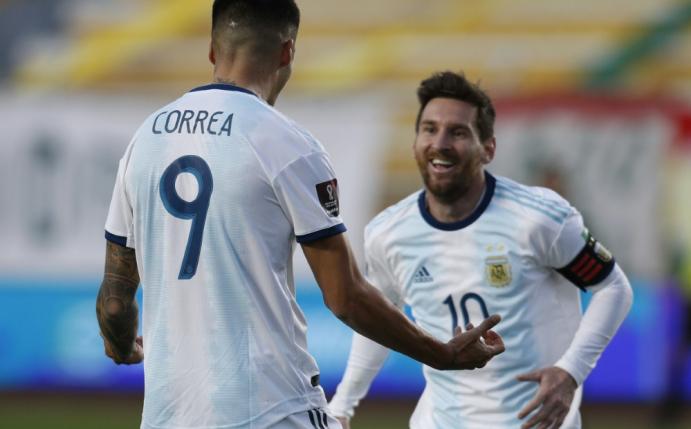 Messi gratuliert Correa zum Siegtor