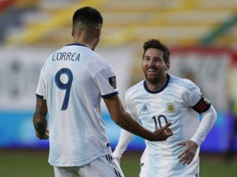 Messi gratuliert Correa zum Siegtor Messi gratuliert Correa zum Siegtor