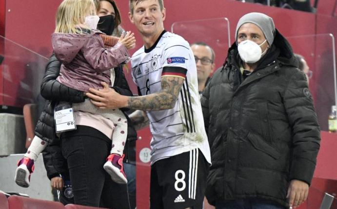 Durfte sich nach dem 3:3 gegen die Schweiz für sein 100. A-Länderspiel feiern lassen: Toni Kroos. Foto: Martin Meissner/AP/dpa