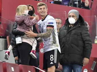 Durfte sich nach dem 3:3 gegen die Schweiz für sein 100. A-Länderspiel feiern lassen: Toni Kroos. Foto: Martin Meissner/AP/dpa Durfte sich nach dem 3:3 gegen die Schweiz für sein 100. A-Länderspiel feiern lassen: Toni Kroos. Foto: Martin Meissner/AP/dpa