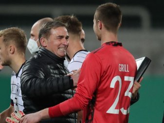 Stehen mit Deutschlands U21 kurz vor dem EM-Ticket: Trainer Stefan Kuntz (l) und Torwart Lennart Grill.. Foto: Daniel Karmann/dpa Stehen mit Deutschlands U21 kurz vor dem EM-Ticket: Trainer Stefan Kuntz (l) und Torwart Lennart Grill.. Foto: Daniel Karmann/dpa