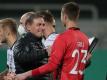 Stehen mit Deutschlands U21 kurz vor dem EM-Ticket: Trainer Stefan Kuntz (l) und Torwart Lennart Grill.. Foto: Daniel Karmann/dpa