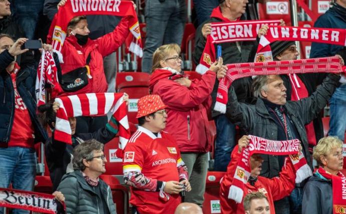 Bei einem Testspiel gegen Hannover 96 haben sich die Fans von Union Berlin das Singen nicht nehmen lassen. Foto: Andreas Gora/dpa